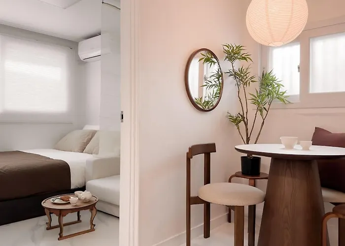 Sui Sinchon, 5 Minutes To Sinchon Station, 8 Minutes To Hongik University, 2br, Maximum 4 People *