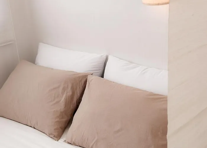 Villa Sui Sinchon, 5 Minutes To Sinchon Station, 8 Minutes To Hongik University, 2br, Maximum 4 People Seúl