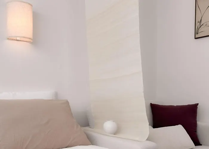 Sui Sinchon, 5 Minutes To Sinchon Station, 8 Minutes To Hongik University, 2br, Maximum 4 People