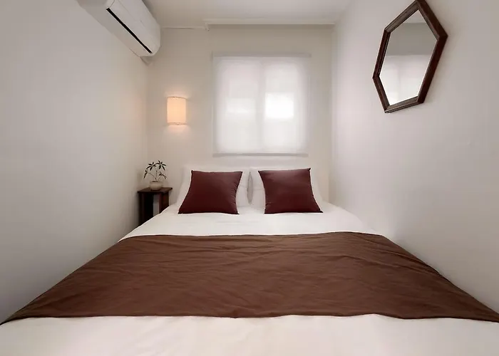 Sui Sinchon, 5 Minutes To Sinchon Station, 8 Minutes To Hongik University, 2br, Maximum 4 People Villa