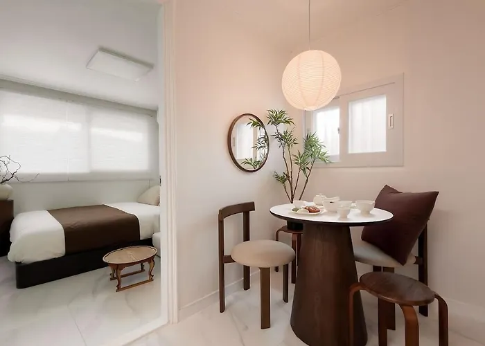 Villa Sui Sinchon, 5 Minutes To Sinchon Station, 8 Minutes To Hongik University, 2br, Maximum 4 People