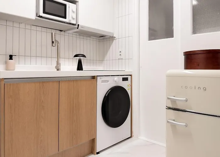 Sui Sinchon, 5 Minutes To Sinchon Station, 8 Minutes To Hongik University, 2br, Maximum 4 People * Seúl