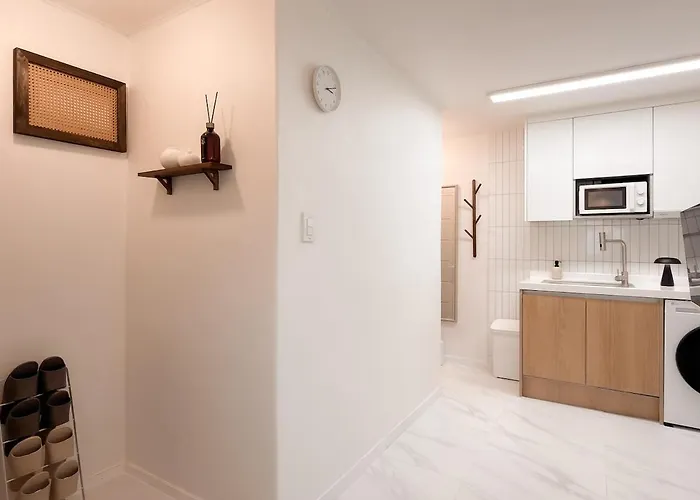 Sui Sinchon, 5 Minutes To Sinchon Station, 8 Minutes To Hongik University, 2br, Maximum 4 People Villa Seúl