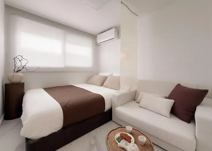 Sui Sinchon, 5 Minutes To Sinchon Station, 8 Minutes To Hongik University, 2br, Maximum 4 People Villa Seúl