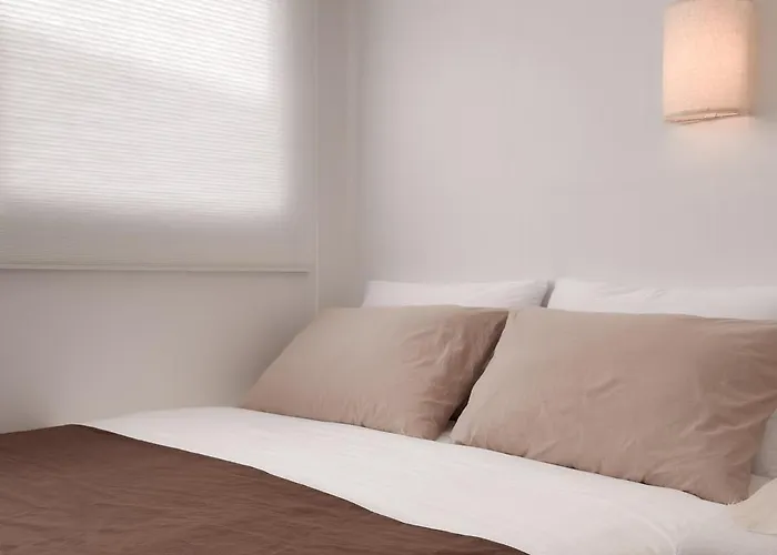Sui Sinchon, 5 Minutes To Sinchon Station, 8 Minutes To Hongik University, 2br, Maximum 4 People *