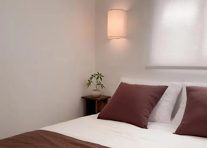 Sui Sinchon, 5 Minutes To Sinchon Station, 8 Minutes To Hongik University, 2br, Maximum 4 People *