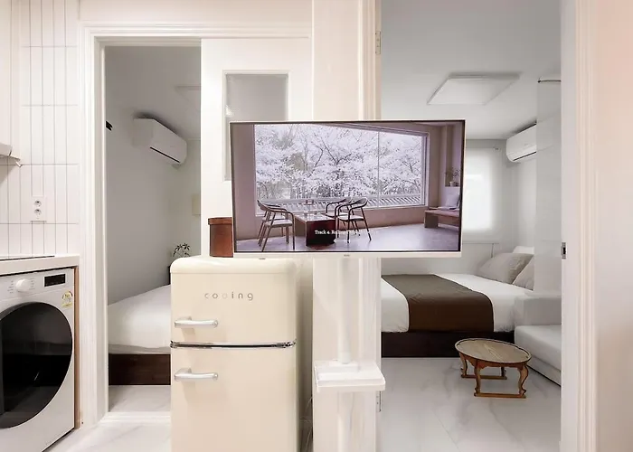 Villa Sui Sinchon, 5 Minutes To Sinchon Station, 8 Minutes To Hongik University, 2br, Maximum 4 People Seúl