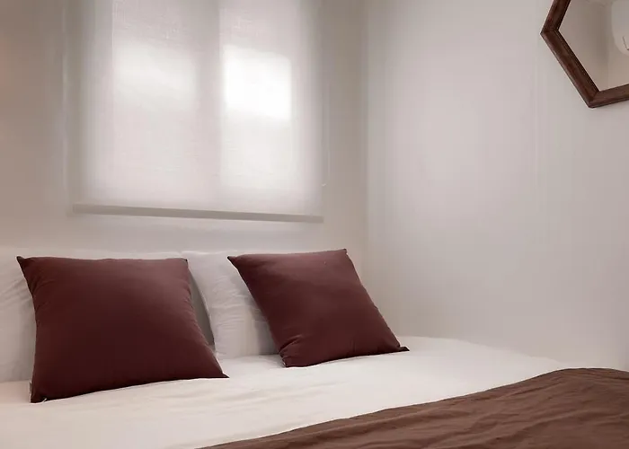 Villa Sui Sinchon, 5 Minutes To Sinchon Station, 8 Minutes To Hongik University, 2br, Maximum 4 People Seúl