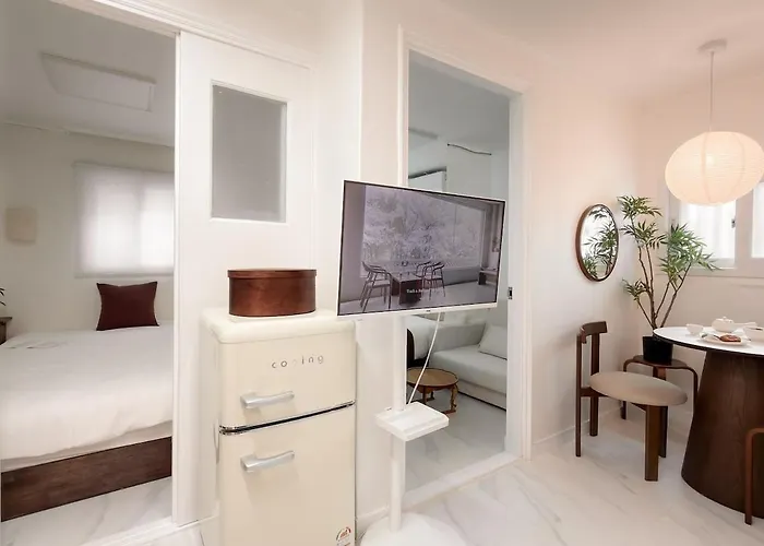 Sui Sinchon, 5 Minutes To Sinchon Station, 8 Minutes To Hongik University, 2br, Maximum 4 People Villa *