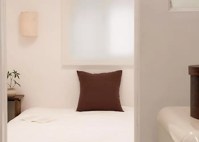 Sui Sinchon, 5 Minutes To Sinchon Station, 8 Minutes To Hongik University, 2br, Maximum 4 People *
