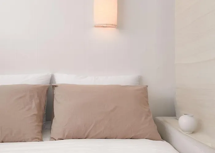 Sui Sinchon, 5 Minutes To Sinchon Station, 8 Minutes To Hongik University, 2br, Maximum 4 People Villa