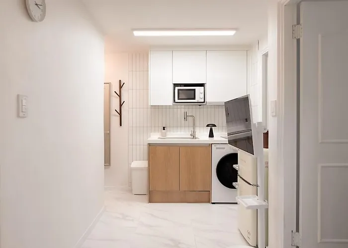 Villa Sui Sinchon, 5 Minutes To Sinchon Station, 8 Minutes To Hongik University, 2br, Maximum 4 People