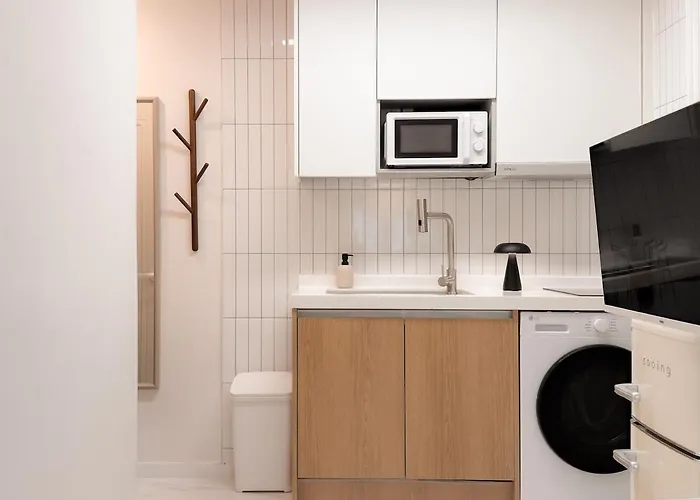 Sui Sinchon, 5 Minutes To Sinchon Station, 8 Minutes To Hongik University, 2br, Maximum 4 People Villa *