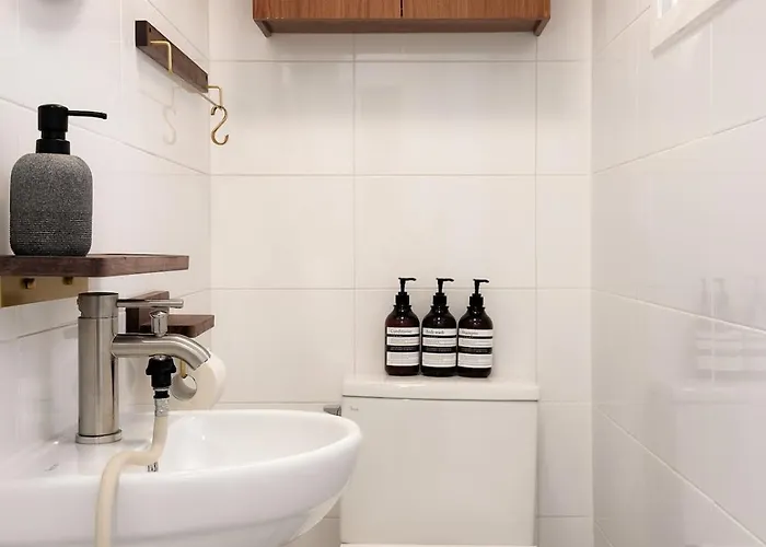 Sui Sinchon, 5 Minutes To Sinchon Station, 8 Minutes To Hongik University, 2br, Maximum 4 People Villa Seúl