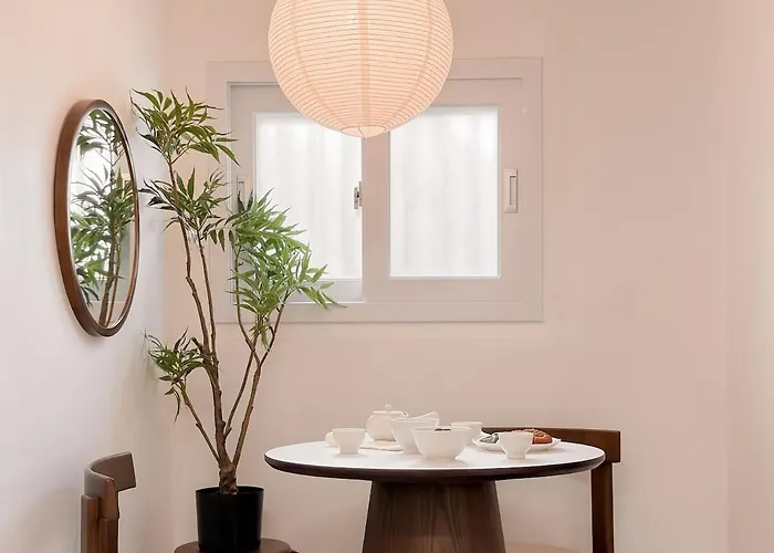 Sui Sinchon, 5 Minutes To Sinchon Station, 8 Minutes To Hongik University, 2br, Maximum 4 People