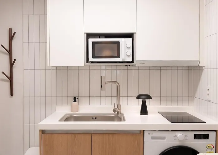 Sui Sinchon, 5 Minutes To Sinchon Station, 8 Minutes To Hongik University, 2br, Maximum 4 People Villa