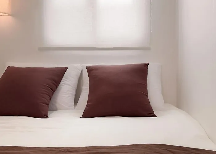 Villa Sui Sinchon, 5 Minutes To Sinchon Station, 8 Minutes To Hongik University, 2br, Maximum 4 People *