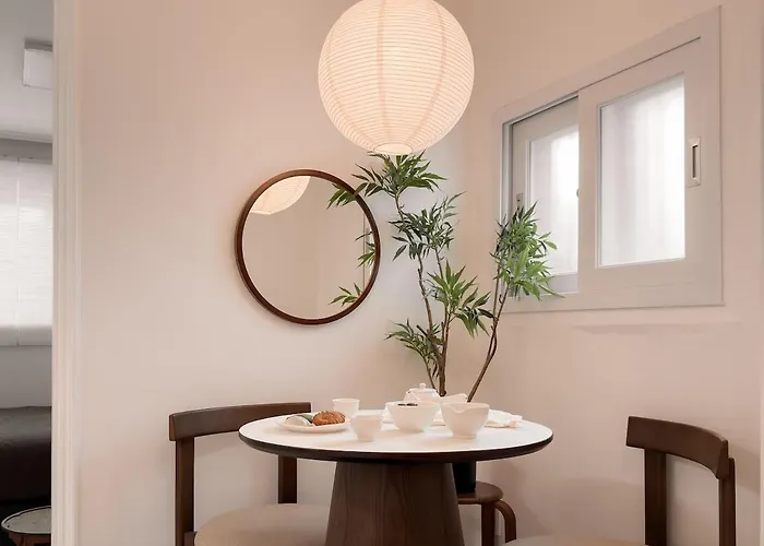 Sui Sinchon, 5 Minutes To Sinchon Station, 8 Minutes To Hongik University, 2br, Maximum 4 People * Seúl