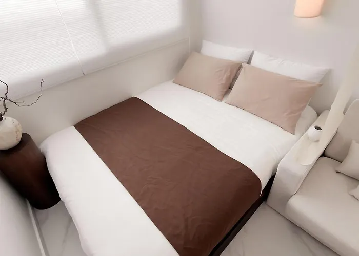 Sui Sinchon, 5 Minutes To Sinchon Station, 8 Minutes To Hongik University, 2br, Maximum 4 People Villa *