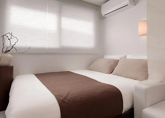 Sui Sinchon, 5 Minutes To Sinchon Station, 8 Minutes To Hongik University, 2br, Maximum 4 People