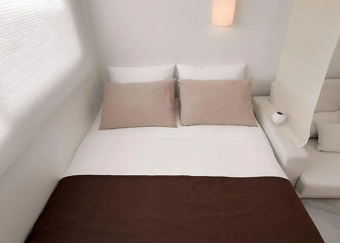 Villa Sui Sinchon, 5 Minutes To Sinchon Station, 8 Minutes To Hongik University, 2br, Maximum 4 People Seúl